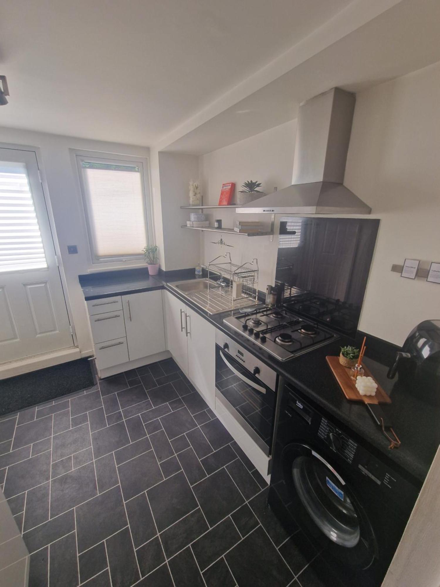 Stylish & Modern 2 Bed House With Free Parking Leeds