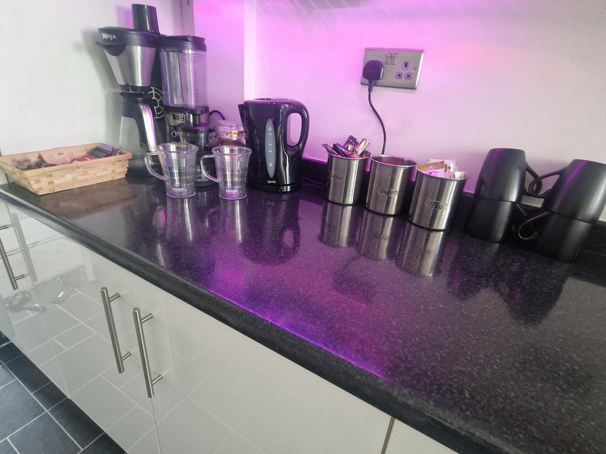 Stylish & Modern 2 Bed House With Free Parking Leeds *