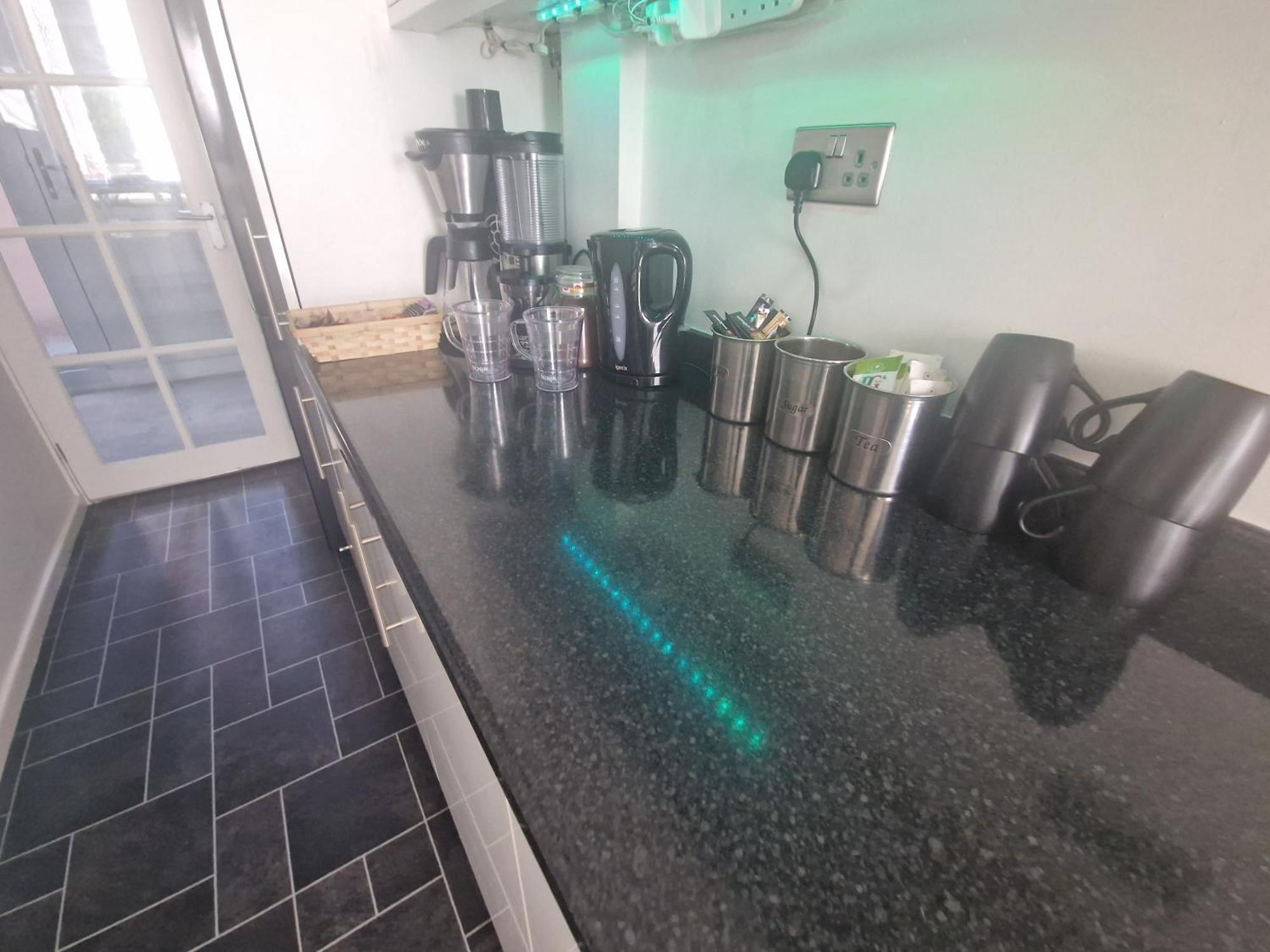 Stylish & Modern 2 Bed House With Free Parking Leeds Apartment *